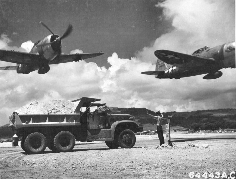 Истребители P-47D из 19-й эскадрильи 318-й истребительной группы 7-й воздушной армии США взлетают с аэродрома Ист Филд (East Field), расположенного на острове Сайпан. вов, фото
