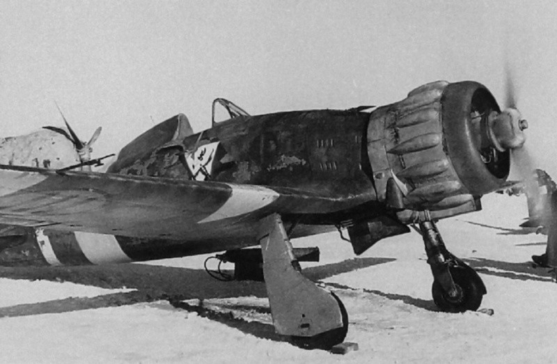 Истребитель Macchi C.200 «Saetta» 369-й итальянской эскадрильи 22-й группы на аэродроме оккупированного Кривого Рога. вов, фото
