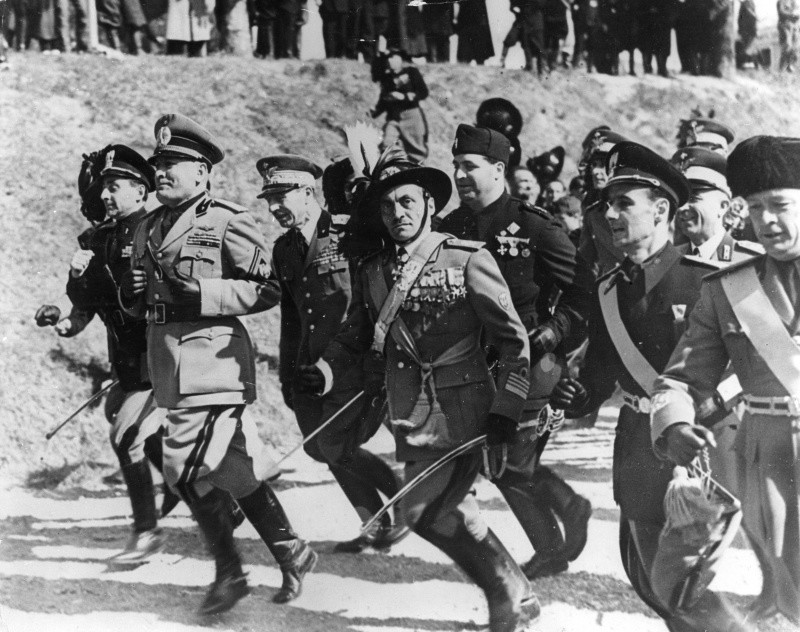 Итальянский диктатор Бенито Муссолини на пробежке с офицерами генерального штаба вов, фото