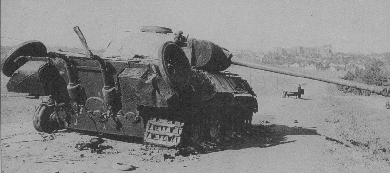 Немецкий танк Pz.Kpfw. V «Пантера», подбитый расчетом гвардии старшего сержанта Парфенова. Окраина Харькова, август 1943 года. вов, фото