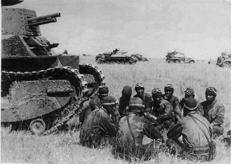 Инструктаж японских танкистов у танка «Йи-Го» (Тип 89) во время наступления в монгольской степи. На заднем плане виден танк «Чи-Ха» (Тип 97). Фотография иллюстрирует эпизод из боев на реке Халхин-Гол. вов, фото