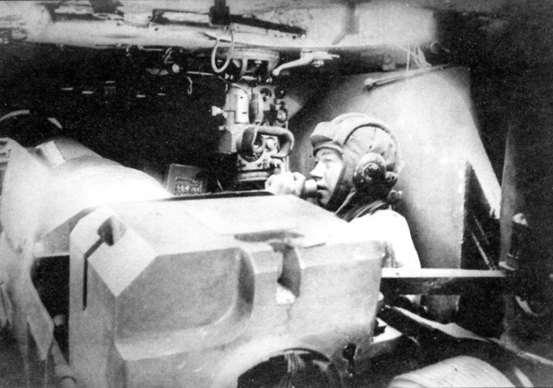 Интерьер самоходной установки СУ-152. На переднем плане — массивная казенная часть 152-мм пушки-гаубицы МЛ-20 с открытым поршневым затвором. вов, фото