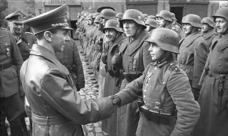 Йозеф Геббельс (Joseph Goebbels) поздравляет 16-летнего солдата Вильгельма Хюбнера (Wilhelm H252;bner) после награждения его Железным крестом 2 класса. Город Любань (Lauban), ныне в Польше. вов, фото