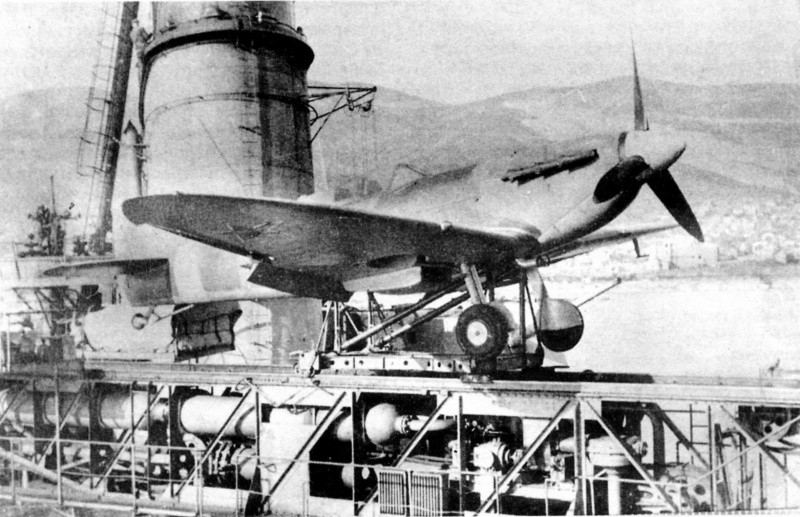 Истребитель «Спитфайр» на катапульте крейсера «Молотов». Истребители «Спитфайр» в 1944 г. базировались на крейсере «Молотов» для проработки проблем использования корабельной авиации. вов, фото