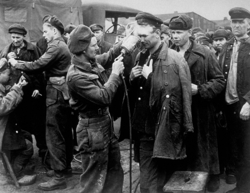 Канадские военные проводят дезинфекцию освобожденных советских военнопленных в городе Фризойте (Friesoythe), Германия. вов, фото