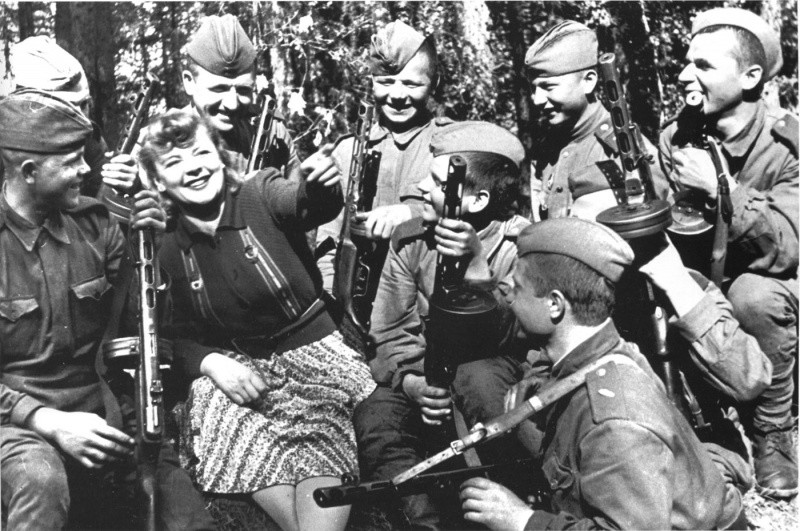 Киноактриса Зоя Федорова общается с бойцами одной из танковых частей Красной Армии. вов, фото