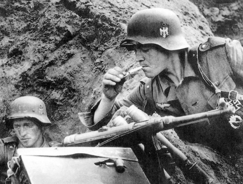 Немецкий солдат в окопе прикуривает сигарету. Курская дуга. вов, фото