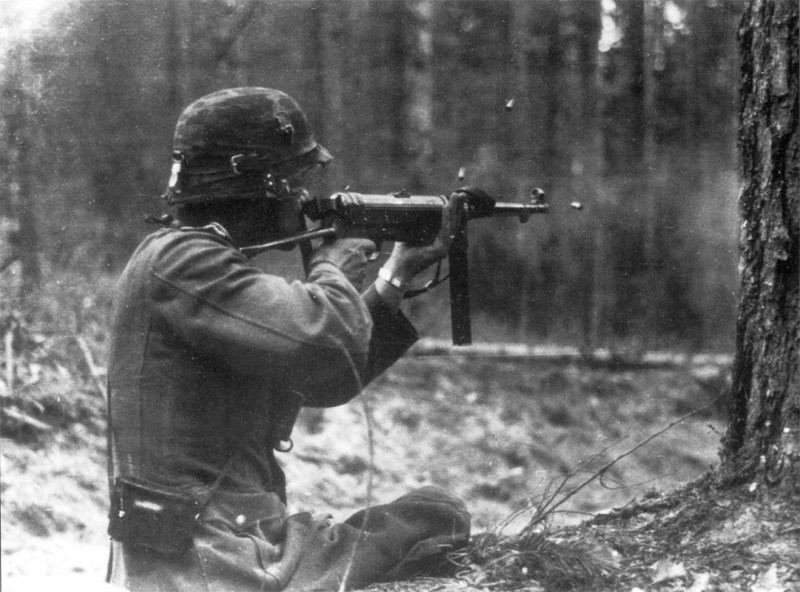 Немецкий солдат ведет огонь из пистолета-пулемета MP-38. вов, фото