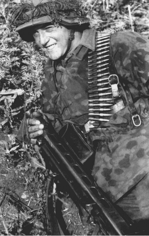 Немецкий солдат с ручным пулеметом MG-42 во время Курской битвы. вов, фото