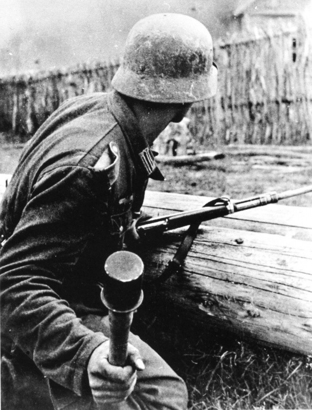 Немецкий солдат собирается бросить гранату Stielhandgranate-24. вов, фото