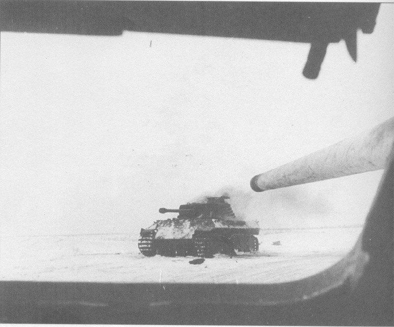 Немецкий танк Pz.Kpfw V «Пантера», подбитый САУ СУ-85 под командованием лейтенанта Кравцева. Украина, 1944 год. Фотография сделана из люка механика-водителя вов, фото