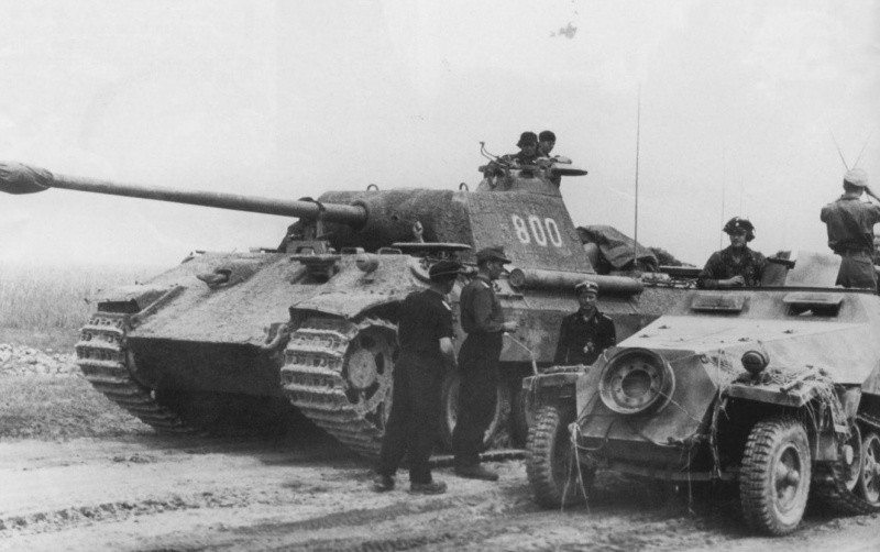 Немецкий танк Pz.Kpfw. V Ausf.A «Пантера» и бронетранспортер Sd.Kfz. 251 с экипажами на дороге. Второй слева возле танка — оберштурмфюрер СС Карл Николес-Лек, командир 8.SS-Panzerregiment 5. вов, фото