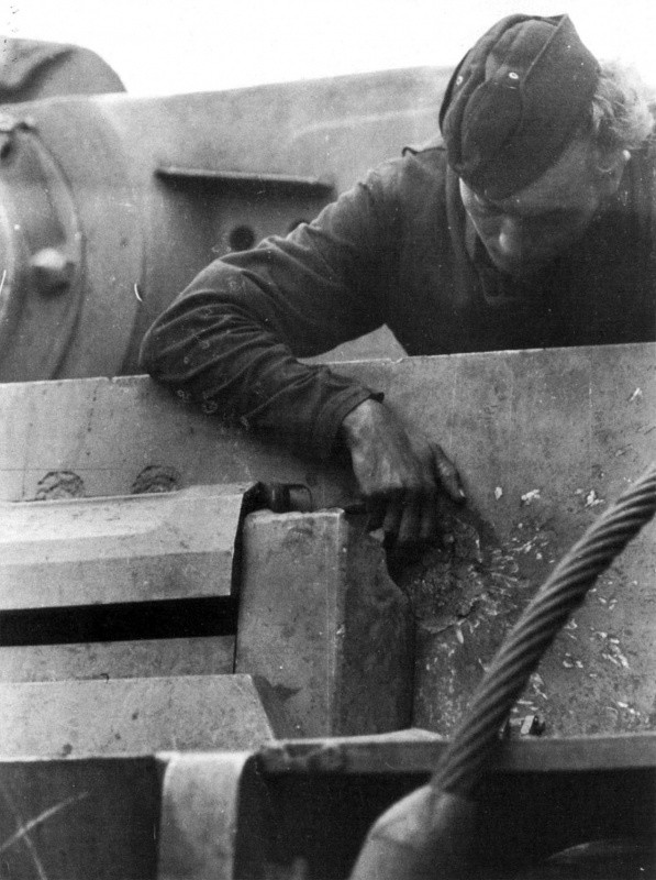 Немецкий танкист осматривает след от попадания советского снаряда на лобовой броне танка PzKpfw. V «Тигр». Курская дуга. вов, фото