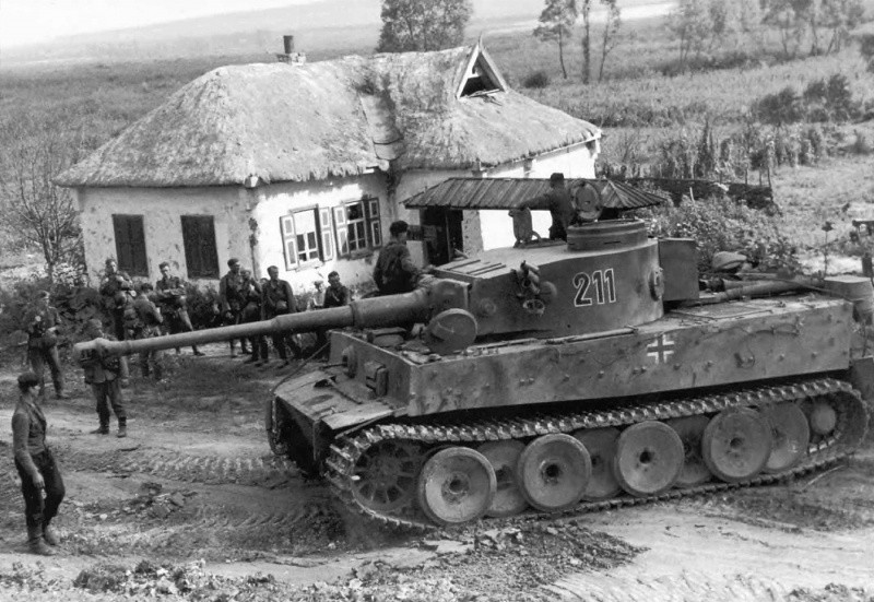 Немецкий тяжелый танк Pz.Kpfw. VI «Тигр» с тактическим номером «211» из состава 503-го танкового батальона, в районе Белгорода. Немецкая наступательная операция «Цитадель» вов, фото