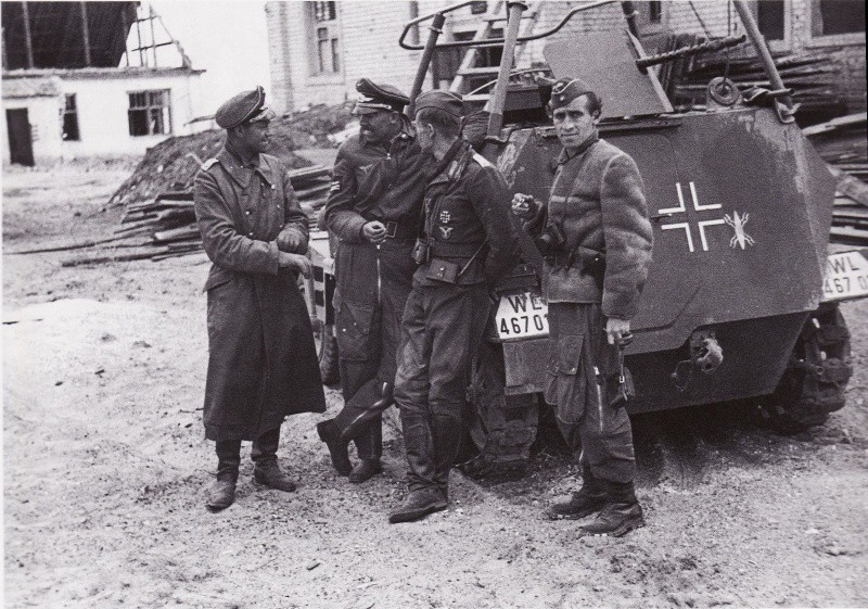 Известный немецкий фотограф и журналист Бенно Вундсхаммер (Benno Wundshammer, справа), во время войны служивший в роте пропаганды (Propagandakompanie), рядом с офицерами вермахта в Сталинграде. вов, фото