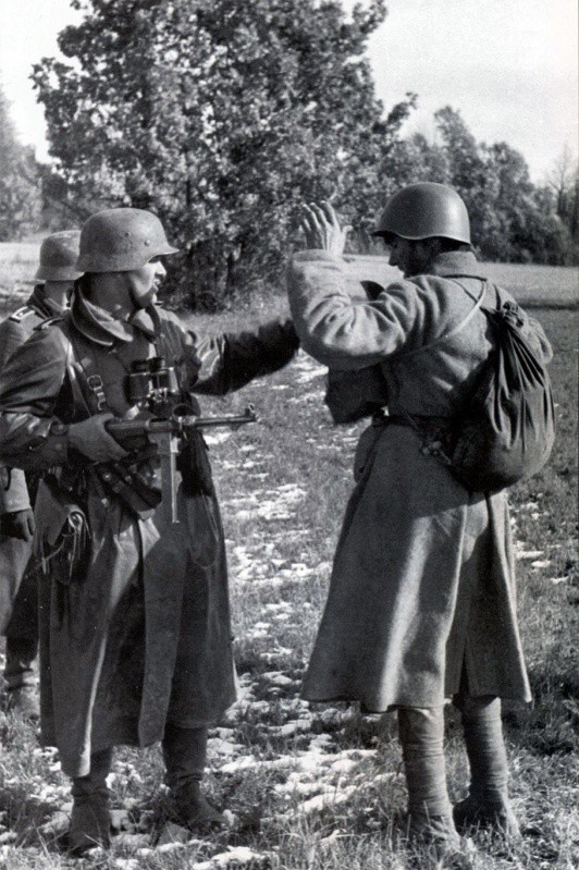 Немецкий унтер-офицер обыскивает сдавшегося красноармейца. вов, фото