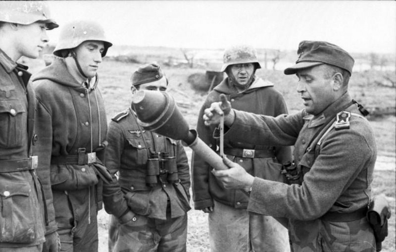 Немецкий фельдфебель объясняет солдатам, как использовать фаустпатрон. Снимок сделан на северном участке Восточного фронта (СССР). вов, фото