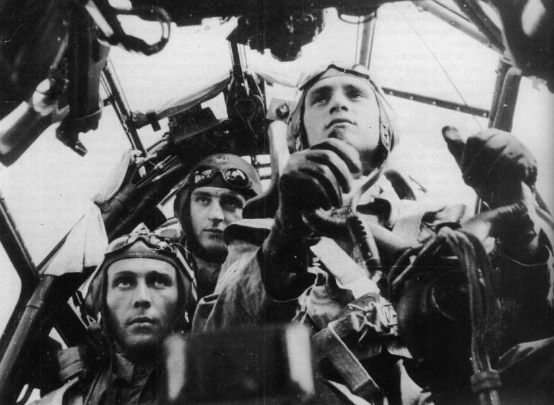 Немецкий экипаж в кабине бомбардировщика Ю-88 (Ju-88). Сцена напоминает происходящее в полете, но фото сделано через переднее остекление — в полете такое фото сделать было бы невозможно. вов, фото
