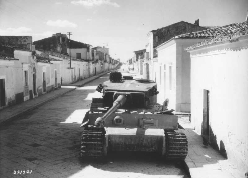 Немецкий танк «Тигр», подорванный и брошенный немцами на улице сицилийского города Бискари. вов, фото