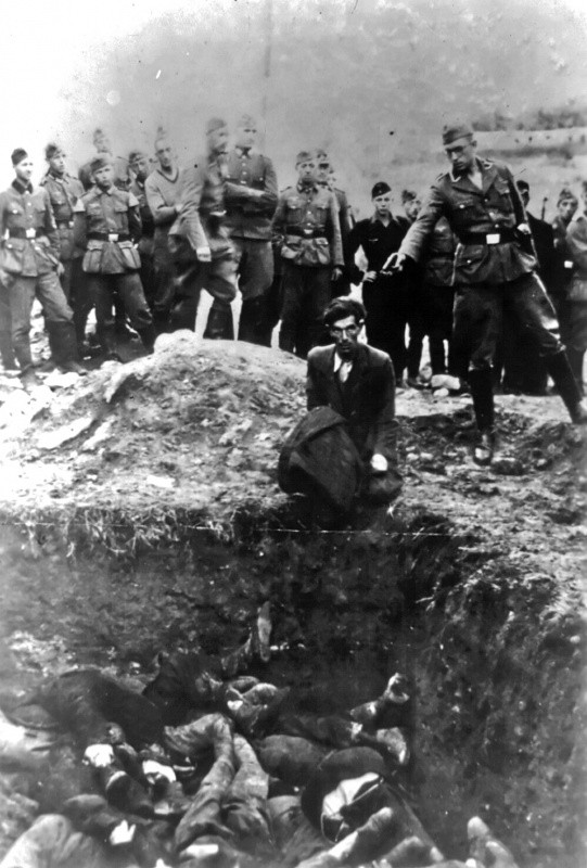 Знаменитая фотография расстрела последнего еврея Винницы, сделанная офицером немецкой айнзатцгруппы, занимавшейся казнями лиц, подлежавших уничтожению (в первую очередь - евреев). вов, фото