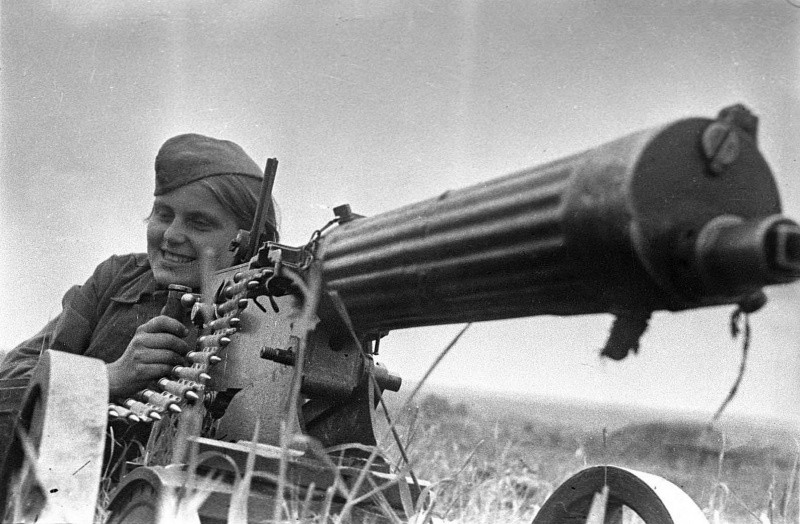 Зина Козлова - пулеметчица из кавалерийского корпуса генерала Белова. За короткий период боев уничтожила наблюдательный пункт противника, несколько огневых точек. вов, фото