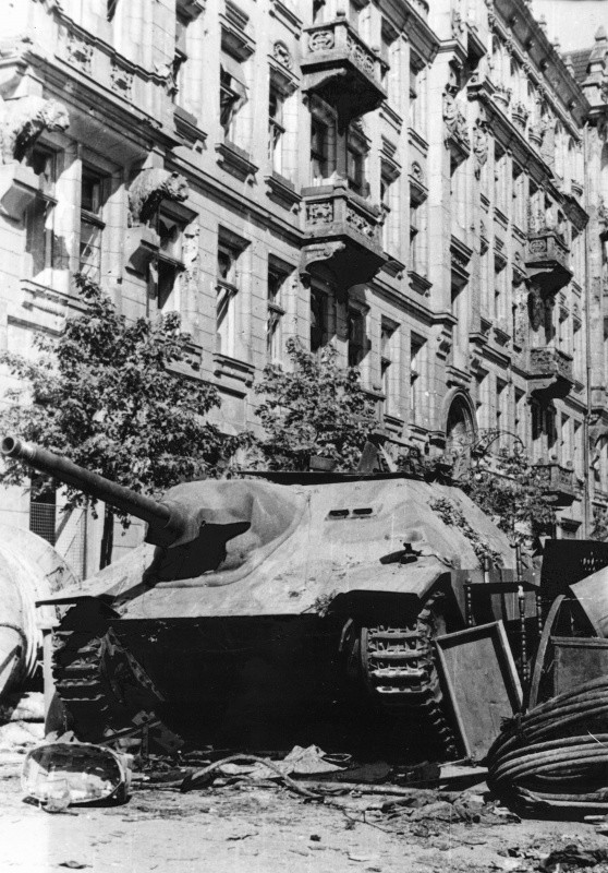 Захваченный польскими повстанцами немецкий истребитель танков «Хетцер» (Jagdpanzer 38(t) «Hetzer») на баррикаде на площади Наполеона в начале Варшавского восстания. вов, фото