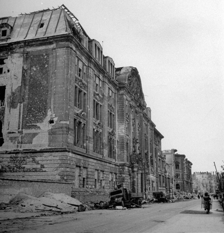 Здание гестапо на улице Принца Альбрехта в Берлине со следами ожесточенных боев. вов, фото