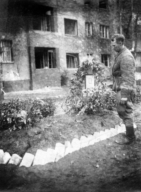 Иван Александрович Кичигин на могиле друга Григория Афанасьевича Козлова в Берлине в начале мая 1945-го года. Подпись на обратной стороне фотографии «Саша! Это могила Козлова Григория. вов, фото