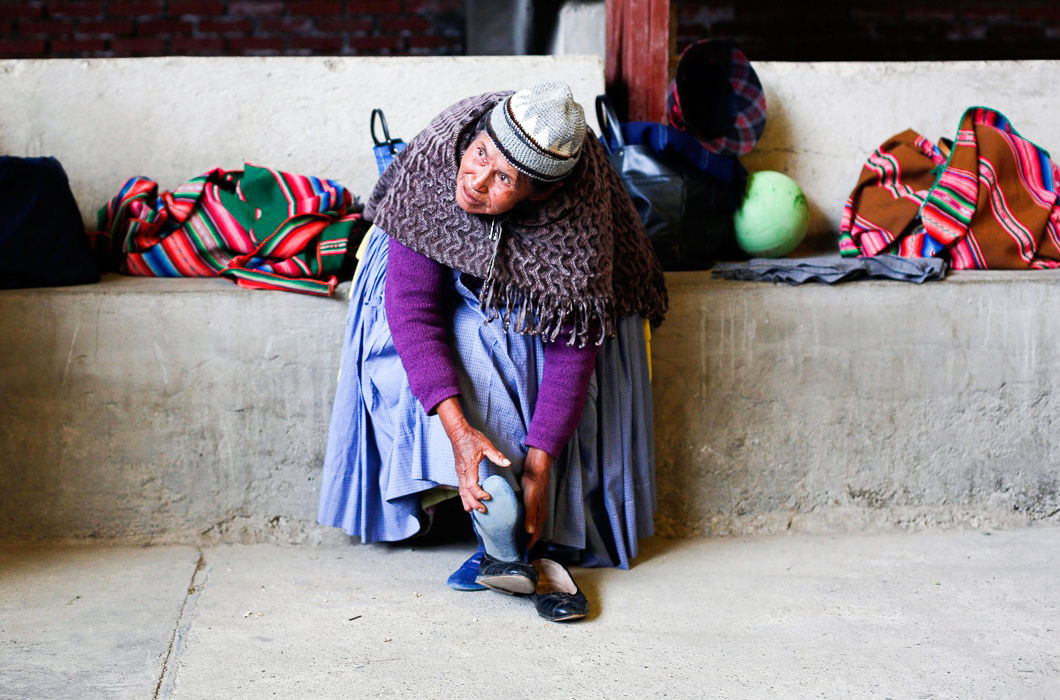 Боливийские бабушки играют в гандбол бабушка, гандбол, спорт, старость
