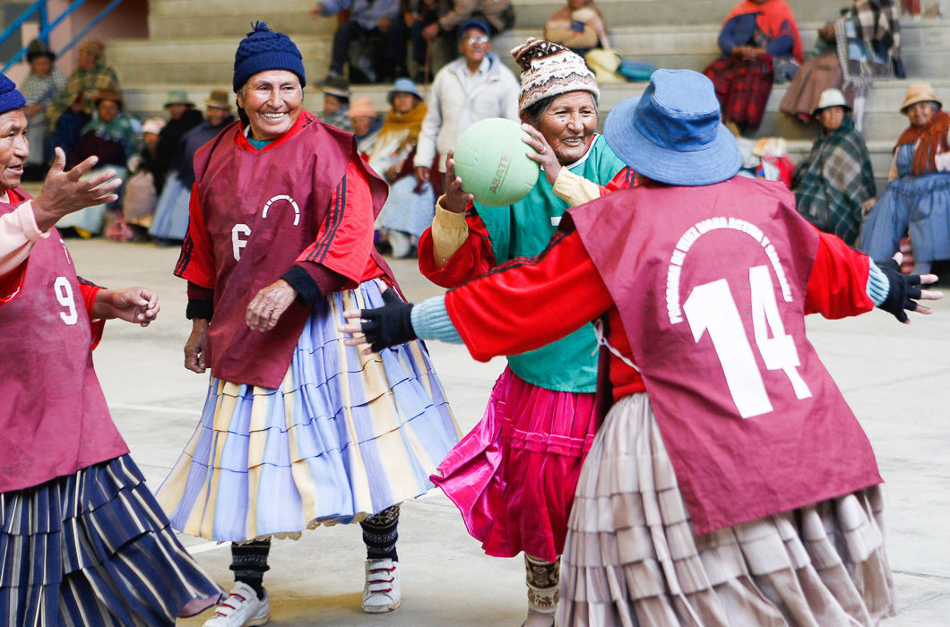 Боливийские бабушки играют в гандбол бабушка, гандбол, спорт, старость