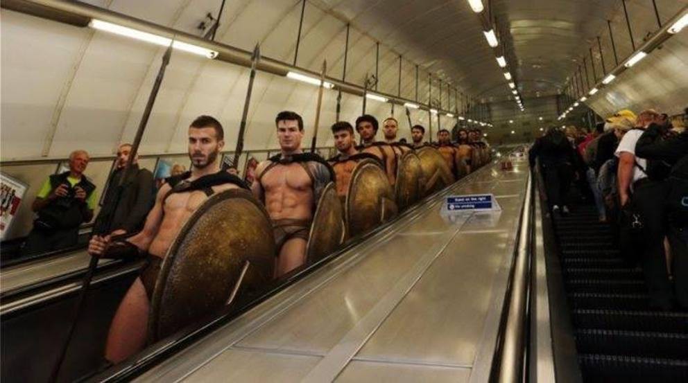 Отряд спартанцев захватил метро Лондона Спартанцы, лондон, метро