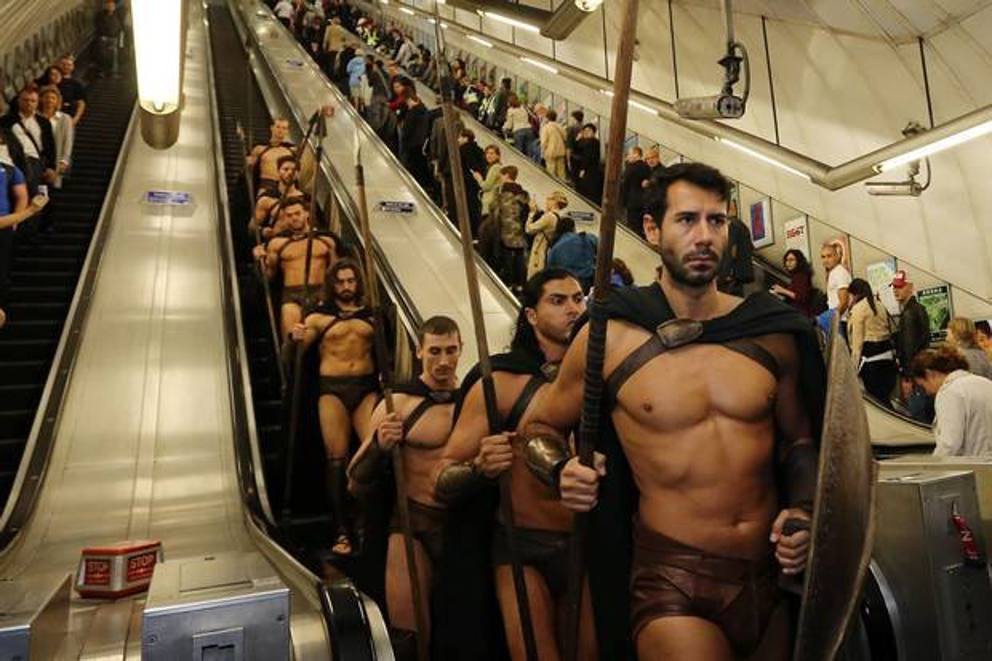 Отряд спартанцев захватил метро Лондона Спартанцы, лондон, метро
