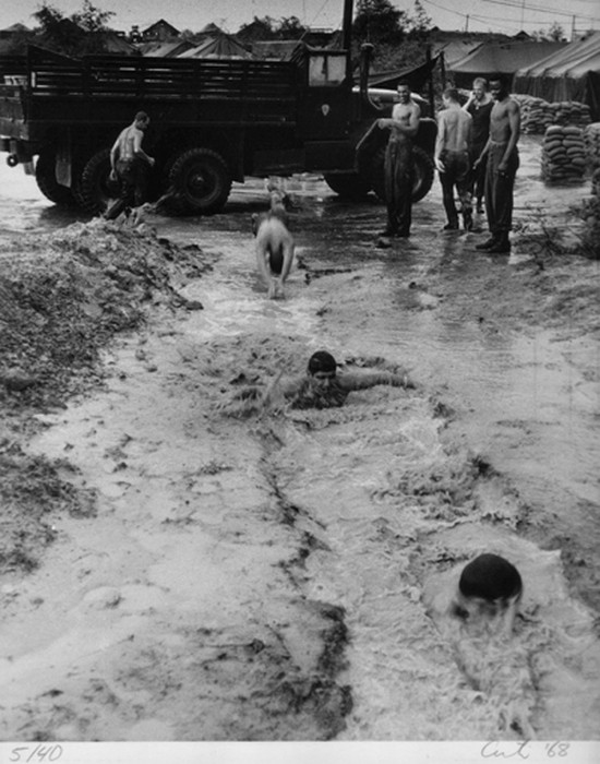 Солдаты плавают в затопленных траншеях. Вьетнам, 1968 прикол, редкие кадры, факты