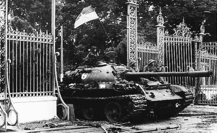 Танк врывается на территорию Президентского дворца. 30 апреля 1975 года. прикол, редкие кадры, факты