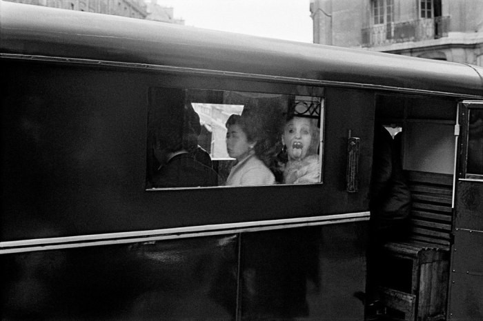 Полиция задержала компанию проституток. Париж, 1952 прикол, редкие кадры, факты