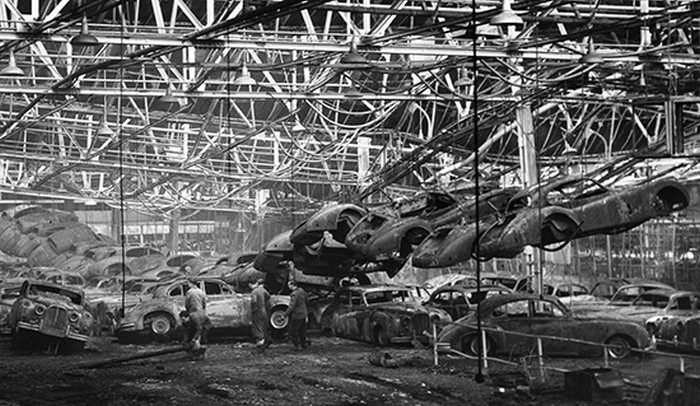 Последствия пожара на заводе Jaguar, 1957 Ущерб от пожара составил 3 млн. фунтов. Через две недели после пожара завод снова стал выпускать автомобили. прикол, редкие кадры, факты