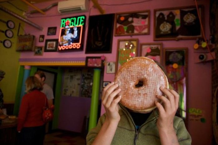 Заведение «Вуду Пончик» (Voodoo Doughnut), Портленд (Portland): Акция на спор «Техасский Пончик»   еда, пари, соревнование, спор
