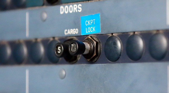 Как устроена дверь в кабину пилотов самолета Airbus-320 airbus, кабина, самолет