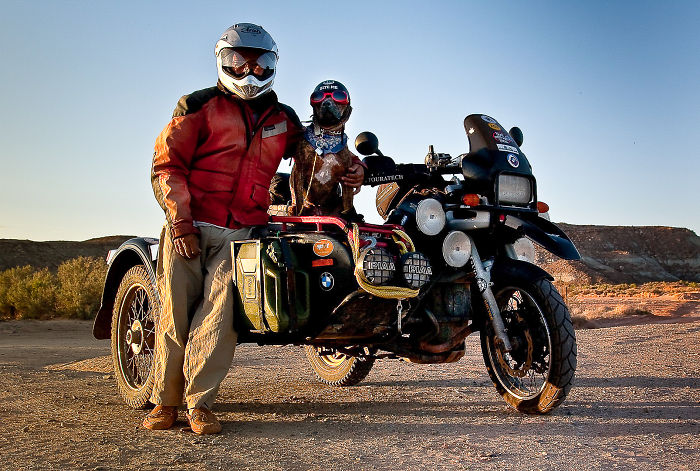 Остановка в пустыне  мотоциклист, питомец, путешествие
