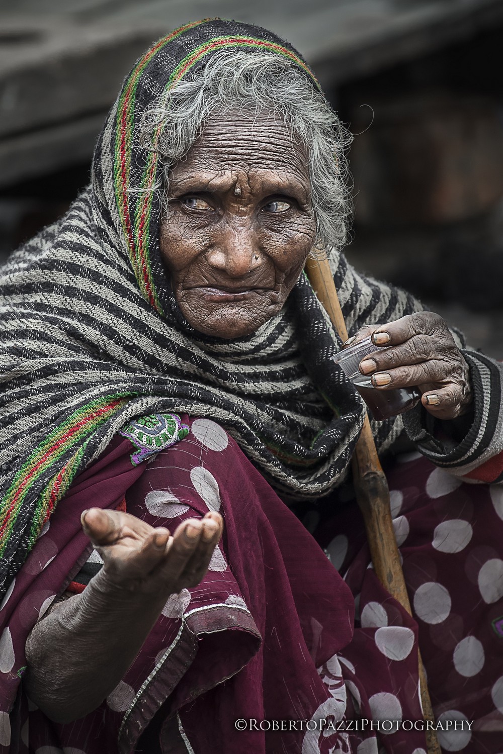 Женщина просит милостыню у соседнего гхата бедность, индия, нищие, садху