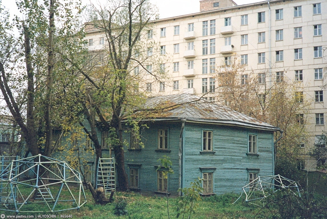 Уютная точечная застройка во дворе рядом с Лужниками. В 1995 году в Москве еще можно было встретить такие дома (Лужнецкий пр-д, 25а). Его снесли в 2005-м. 90-е, москва, фотографии