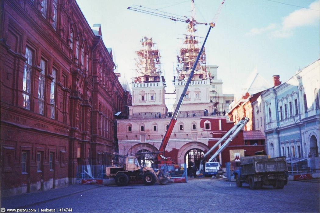 Перед Красной площадью восстанавливают разобранные в 1931 году Воскресенские ворота. 90-е, москва, фотографии