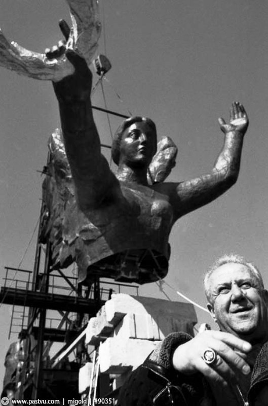 Подъёмом богини победы на стелу руководит Зураб Церетели. 90-е, москва, фотографии