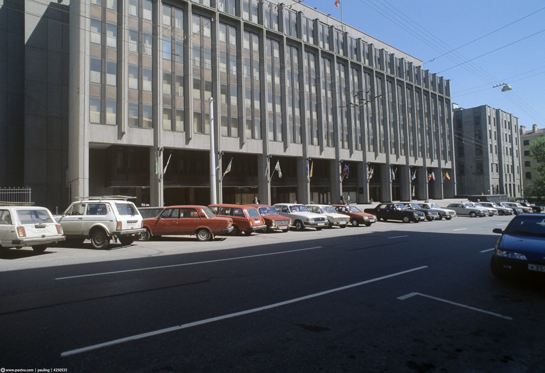На парковке около Совета Федерации еще можно было встретить обычные машины. Сейчас только служебные иномарки чиновников. 90-е, москва, фотографии