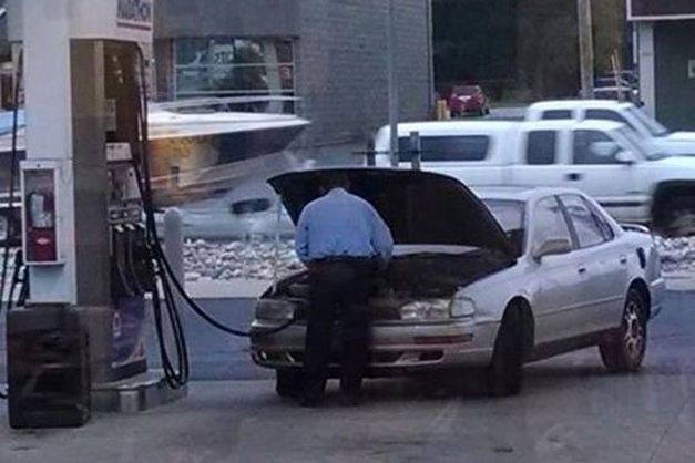 Чудаки на автозаправках Дураки на автомобильных заправках Чудаки на автозаправках авто, азс, заправка, курьезы