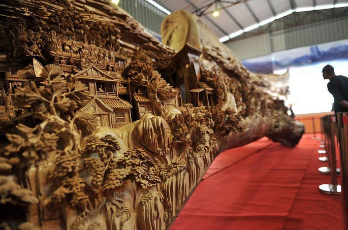 Чжэн Чунхуи черпал вдохновение в знаменитой картине Чжан Цзэдуаня «Вдоль реки во время фестиваля Цинмин», относящейся к династии Сун ХI века. резка, сделай сам