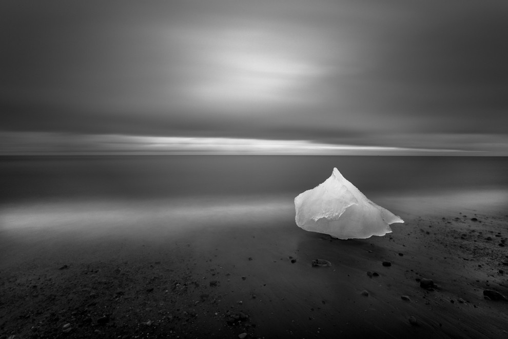 8. Кусок льда, отколовшийся от айсберга Brei amerkurjkull, лежит на восточном побережье Исландии минимализм, фото