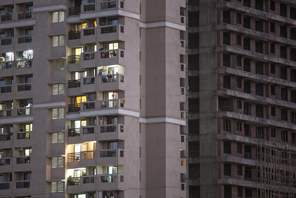 Этот дом поновее. Он высотный и стоит рядом с трущобами. Однокомнатная квартира 34 кв.м. в этом доме стоит 136 000$ (4 000$ за кв.м.). Аренда — 400$ в месяц. 2015 год.  Мумбаи, жильё, познавательно, трущобы, цены