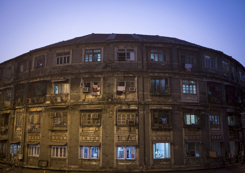 Дом недалеко от центра Мумбаи. Как уже говорилось, в таких домах квартиры стоят примерно от 2 150$ до 19 350$ за квадратный метр. 2015 год. Мумбаи, жильё, познавательно, трущобы, цены