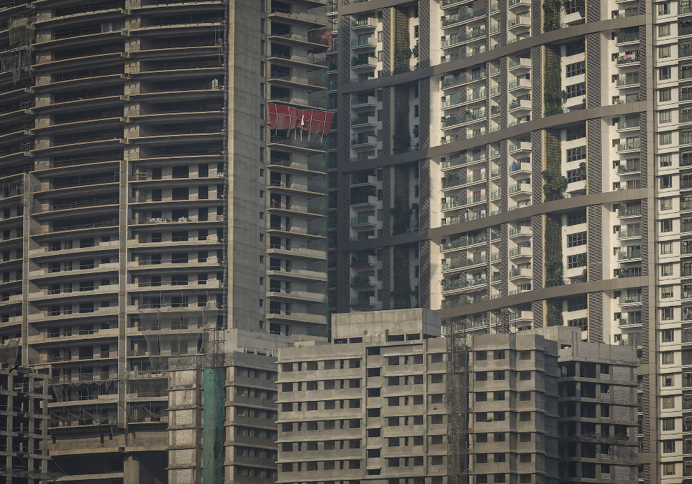 Новый высотный жилой дом в центре Мумбаи. 3-комнатная квартира площадью 223 кв.м. стоит здесь 1.4 млн долларов (6 280$ за кв.м.). Аренда — 2 400$ в месяц. 2015 год.  Мумбаи, жильё, познавательно, трущобы, цены